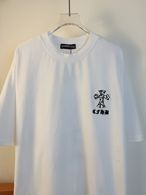 クロムハーツ 前面と背面に万ステッチのベルリンドアップリケ刺繍をした半袖Tシャツ