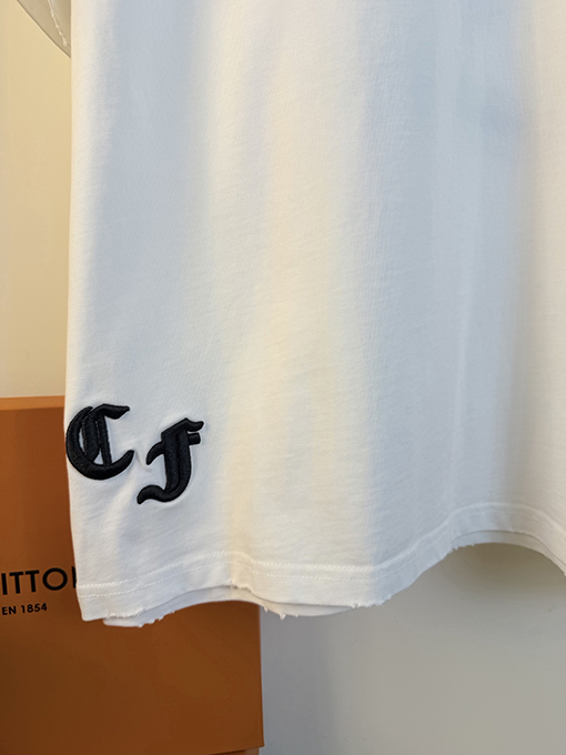 クロムハーツ 前面と背面に万ステッチのベルリンドアップリケ刺繍をした半袖Tシャツ