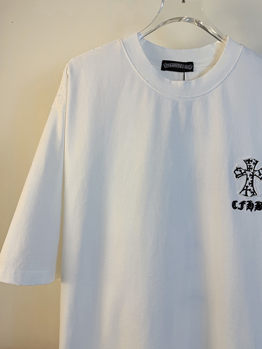 クロムハーツ 前面と背面に万ステッチのベルリンドアップリケ刺繍をした半袖Tシャツ