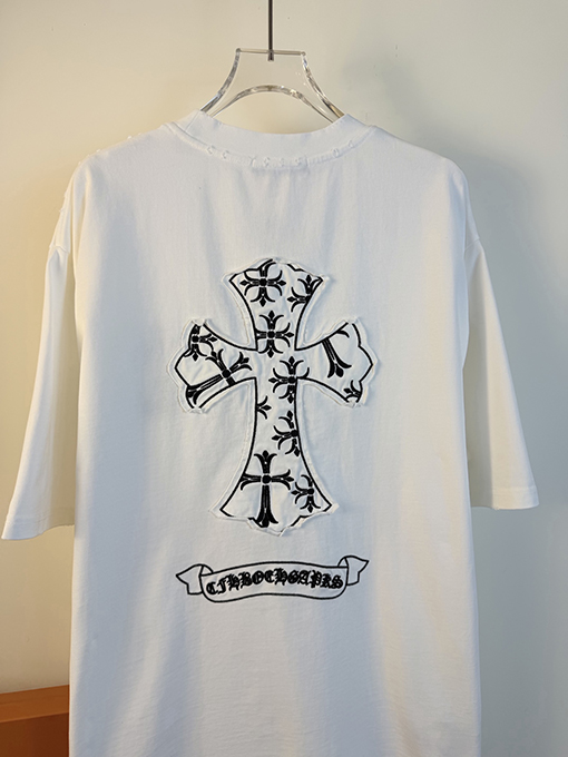 クロムハーツ 前面と背面に万ステッチのベルリンドアップリケ刺繍をした半袖Tシャツ