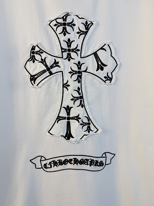 クロムハーツ 前面と背面に万ステッチのベルリンドアップリケ刺繍をした半袖Tシャツ