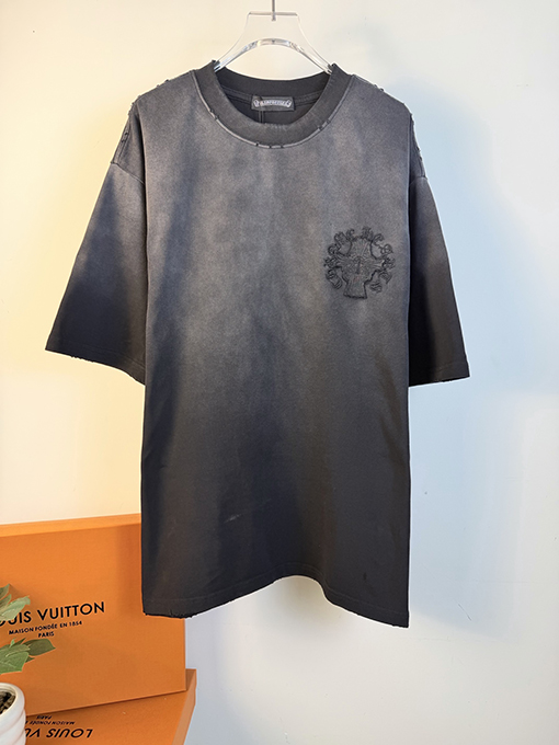 クロムハーツコピー 新モデル前面と背面に万ステッチのベルリンドアップリケ刺繍をした半袖Tシャツ