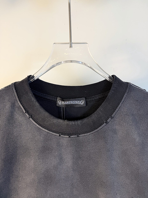 クロムハーツコピー 新モデル前面と背面に万ステッチのベルリンドアップリケ刺繍をした半袖Tシャツ