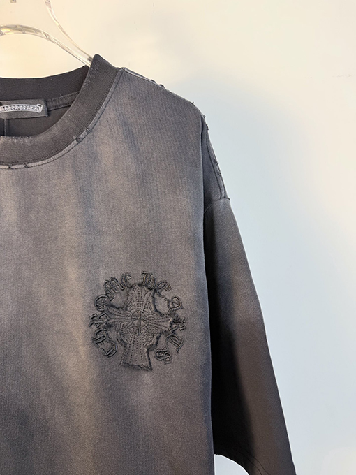 クロムハーツコピー 新モデル前面と背面に万ステッチのベルリンドアップリケ刺繍をした半袖Tシャツ