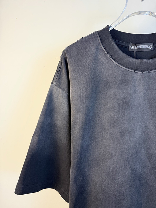 クロムハーツコピー 新モデル前面と背面に万ステッチのベルリンドアップリケ刺繍をした半袖Tシャツ