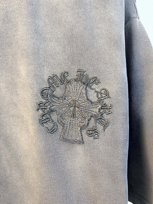 クロムハーツコピー 新モデル前面と背面に万ステッチのベルリンドアップリケ刺繍をした半袖Tシャツ