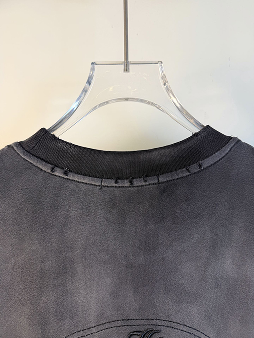 クロムハーツコピー 新モデル前面と背面に万ステッチのベルリンドアップリケ刺繍をした半袖Tシャツ