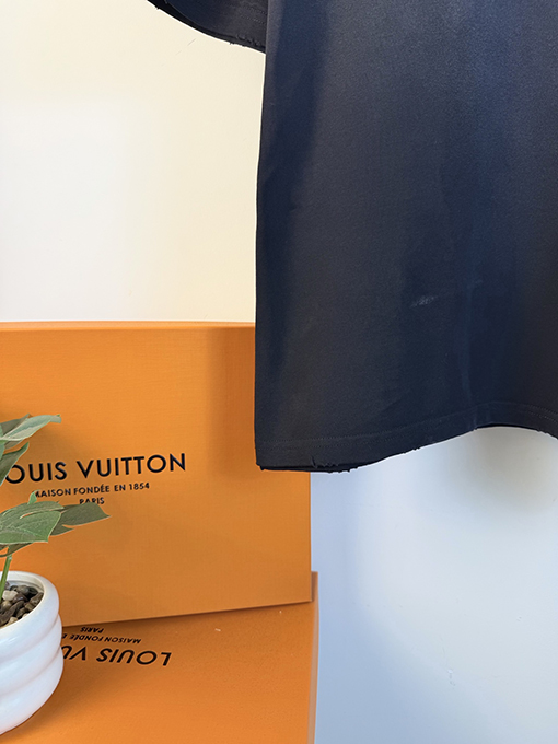 クロムハーツコピー 新モデル前面と背面に万ステッチのベルリンドアップリケ刺繍をした半袖Tシャツ