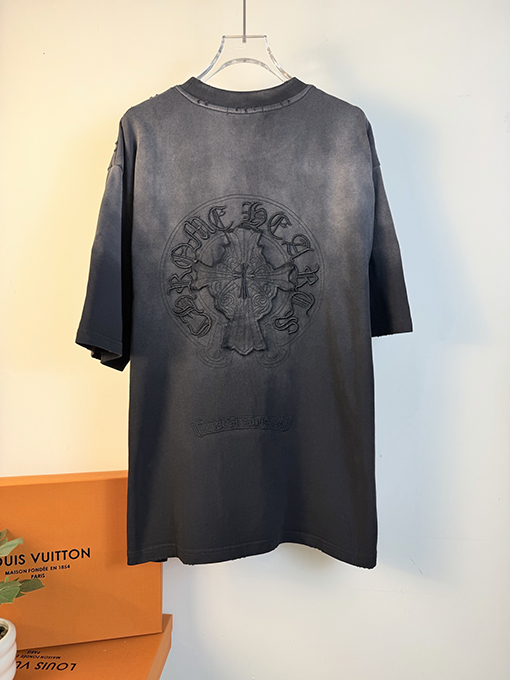 クロムハーツコピー 新モデル前面と背面に万ステッチのベルリンドアップリケ刺繍をした半袖Tシャツ