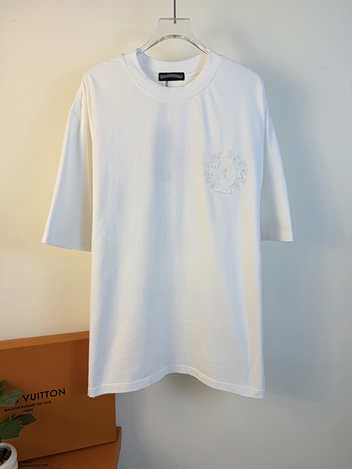 クロムハーツコピー 新モデル前面と背面に万ステッチのベルリンドアップリケ刺繍をした半袖Tシャツ