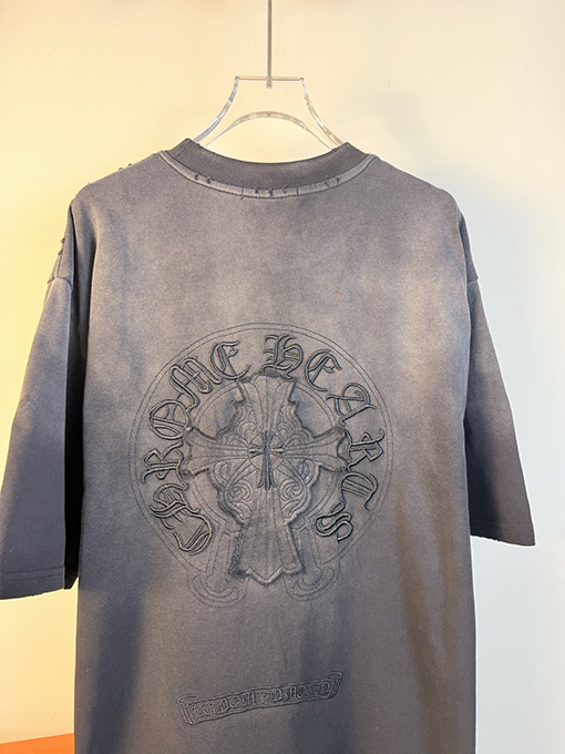 クロムハーツコピー 新モデル前面と背面に万ステッチのベルリンドアップリケ刺繍をした半袖Tシャツ