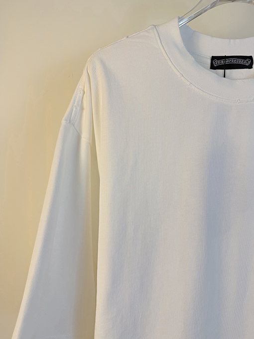 クロムハーツコピー 新モデル前面と背面に万ステッチのベルリンドアップリケ刺繍をした半袖Tシャツ