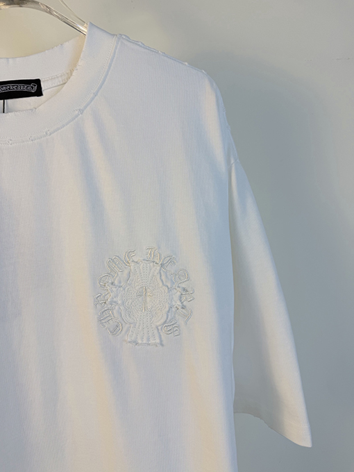 クロムハーツコピー 新モデル前面と背面に万ステッチのベルリンドアップリケ刺繍をした半袖Tシャツ