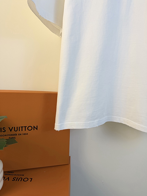 クロムハーツコピー 新モデル前面と背面に万ステッチのベルリンドアップリケ刺繍をした半袖Tシャツ