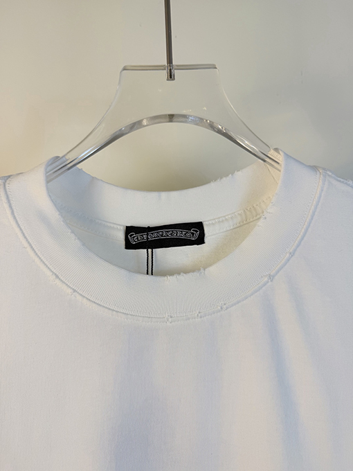 クロムハーツコピー 新モデル前面と背面に万ステッチのベルリンドアップリケ刺繍をした半袖Tシャツ