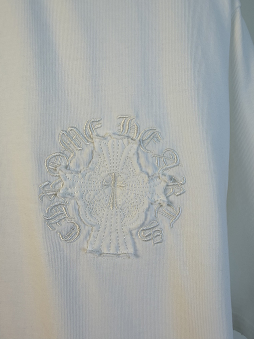 クロムハーツコピー 新モデル前面と背面に万ステッチのベルリンドアップリケ刺繍をした半袖Tシャツ