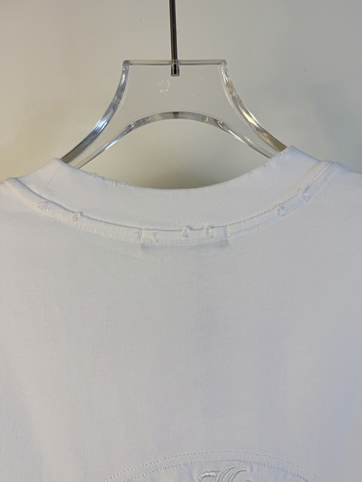 クロムハーツコピー 新モデル前面と背面に万ステッチのベルリンドアップリケ刺繍をした半袖Tシャツ