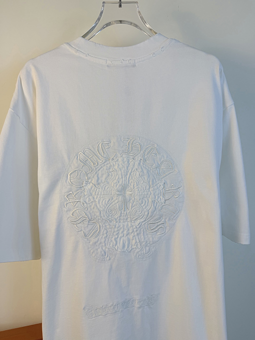 クロムハーツコピー 新モデル前面と背面に万ステッチのベルリンドアップリケ刺繍をした半袖Tシャツ