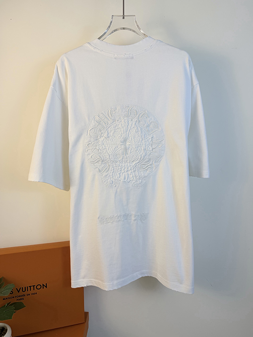 クロムハーツコピー 新モデル前面と背面に万ステッチのベルリンドアップリケ刺繍をした半袖Tシャツ