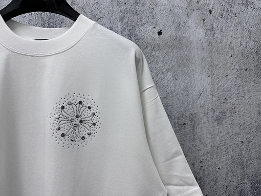 クロムハーツ アルミ板で装飾された半袖Tシャツ