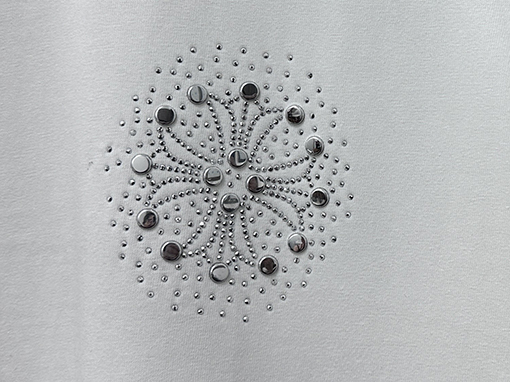 クロムハーツ アルミ板で装飾された半袖Tシャツ