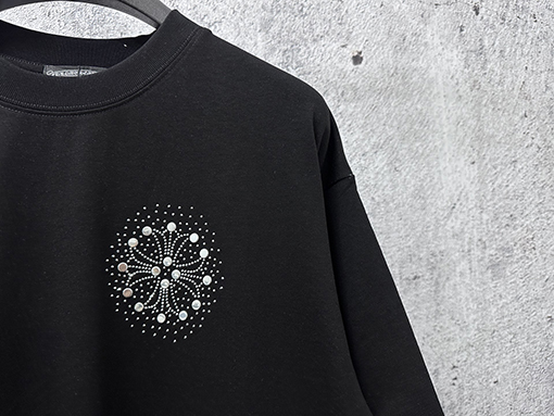 クロムハーツ アルミ板で装飾された半袖Tシャツ