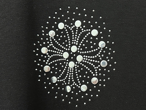 クロムハーツ アルミ板で装飾された半袖Tシャツ