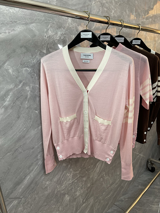 トムブラウン クラシックの4本ストライプニットVネックポケットカーディガン