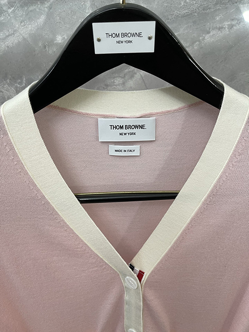 トムブラウン クラシックの4本ストライプニットVネックポケットカーディガン