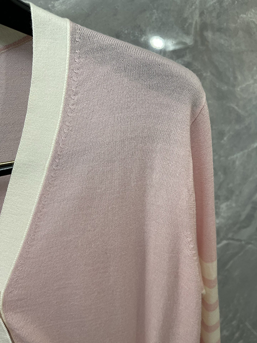 トムブラウン クラシックの4本ストライプニットVネックポケットカーディガン