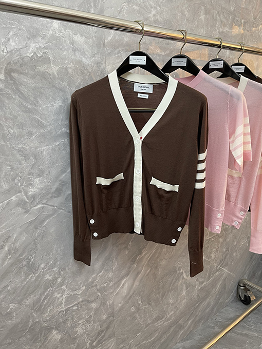 トムブラウン クラシックの4本ストライプニットVネックポケットカーディガン
