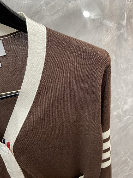 トムブラウン クラシックの4本ストライプニットVネックポケットカーディガン