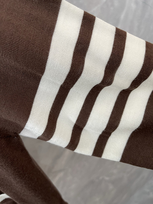 トムブラウン クラシックの4本ストライプニットVネックポケットカーディガン