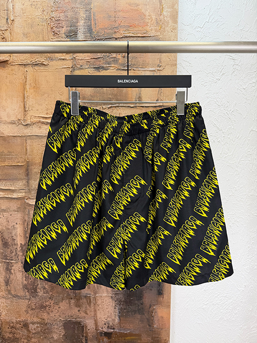 バレンシアガ Balenciaga 文字プリントのショートパンツ