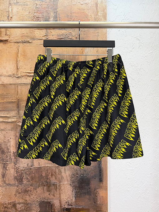 バレンシアガ Balenciaga 文字プリントのショートパンツ