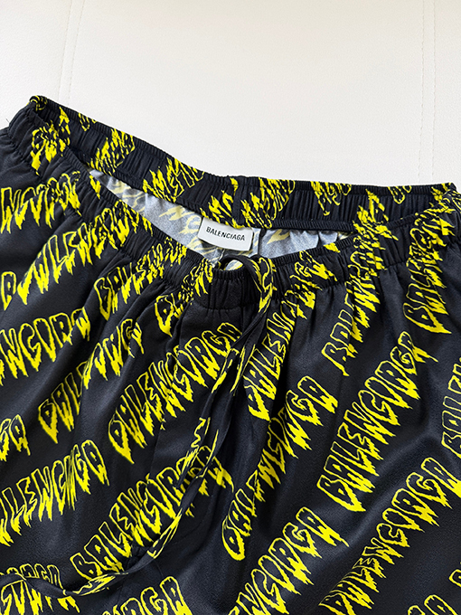 バレンシアガ Balenciaga 文字プリントのショートパンツ
