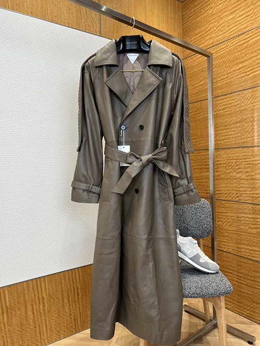 ボッテガヴェネタスーパーコピー 編み込みショルダーストラップ付きダブルブレストレザートレンチコート