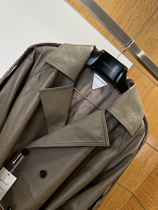 ボッテガヴェネタスーパーコピー 編み込みショルダーストラップ付きダブルブレストレザートレンチコート