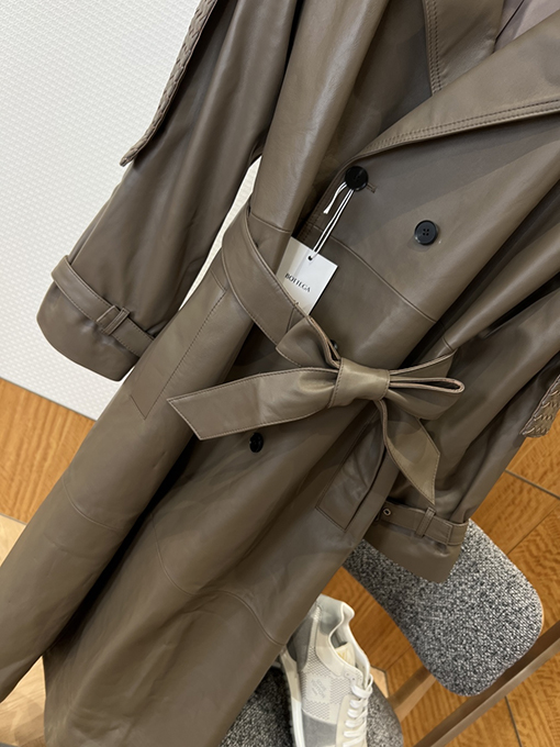 ボッテガヴェネタスーパーコピー 編み込みショルダーストラップ付きダブルブレストレザートレンチコート