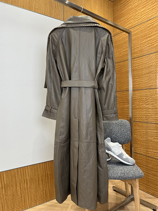 ボッテガヴェネタスーパーコピー 編み込みショルダーストラップ付きダブルブレストレザートレンチコート