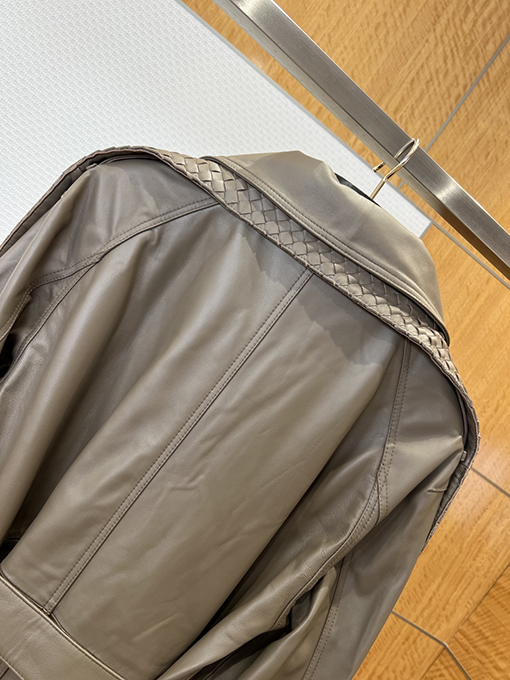 ボッテガヴェネタスーパーコピー 編み込みショルダーストラップ付きダブルブレストレザートレンチコート