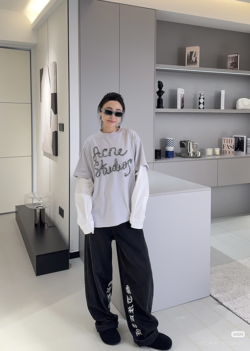 アクネストゥディオズ Acne Studios レトロスタイルのレイヤード風ツーピースロゴ入り長袖シャツ