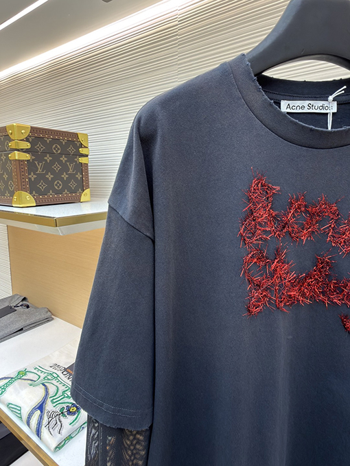 アクネストゥディオズ Acne Studios レトロスタイルのレイヤード風ツーピースロゴ入り長袖シャツ