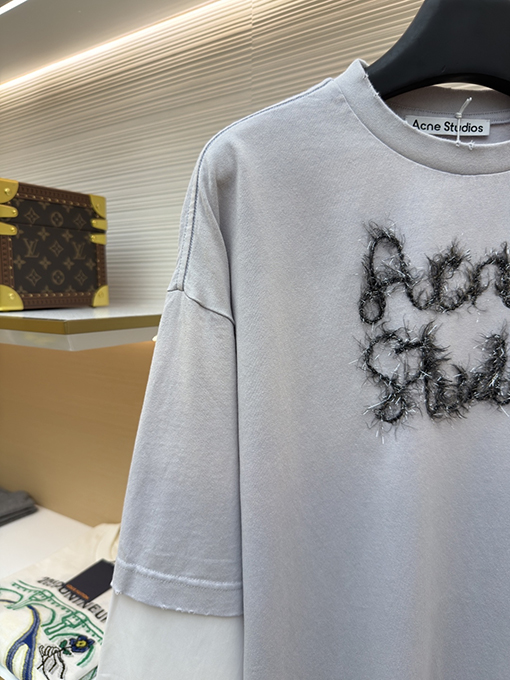 アクネストゥディオズ Acne Studios レトロスタイルのレイヤード風ツーピースロゴ入り長袖シャツ