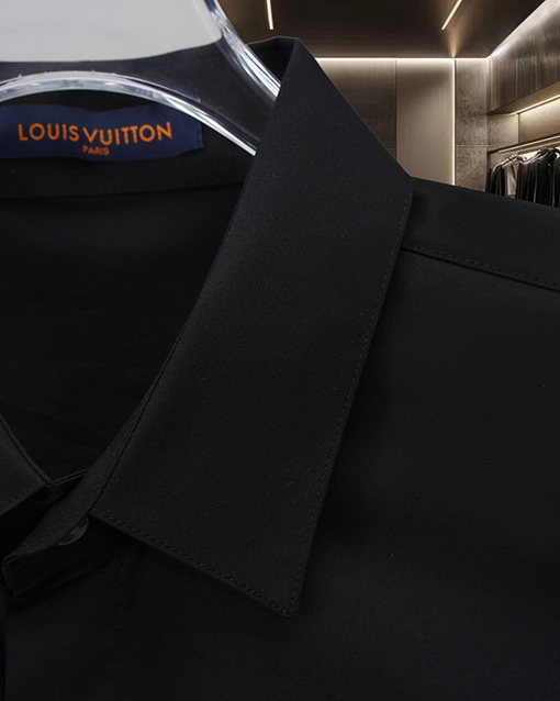 ルイヴィトンブランドスーパーコピー LOUIS VUITTON 胸に刺繍ロゴが入った半袖シャツ