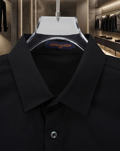 ルイヴィトン LV 胸に刺繍ロゴが入ったクラシックな半袖シャツ