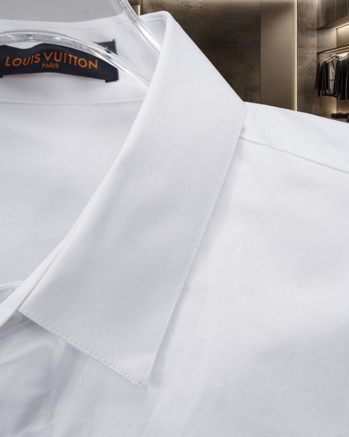 ルイヴィトン LV 胸に刺繍ロゴが入ったクラシックな半袖シャツ