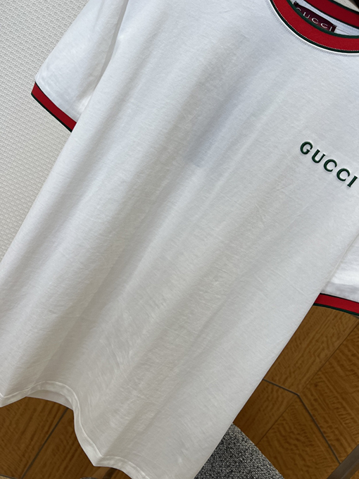 グッチスーパーコピー GUCCI 文字刺繍り赤と緑のリボン付き半袖Tシャツ