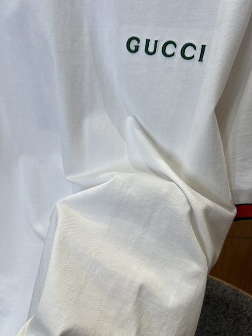 グッチスーパーコピー GUCCI 文字刺繍り赤と緑のリボン付き半袖Tシャツ