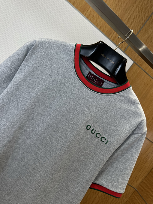 グッチスーパーコピー GUCCI 文字刺繍り赤と緑のリボン付き半袖Tシャツ